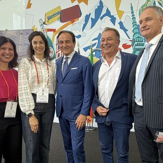 Chiara Bergadano e Daniela Ferrero di Langhe Experience con il presidente della Regione Piemonte Alberto Cirio, l’assessore regionale al Turismo Paolo Bongioanni e il direttore dell’Ente Turismo Langhe Monferrato Roero Bruno Bertero, nel corso della conferenza stampa