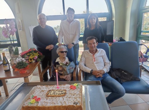 La centenaria Iolanda con famigliari e sindaco La centenaria Iolanda con famigliari e sindaco