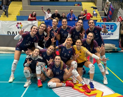 Le pumine che festeggiano la vittoria cagliaritana (ph. ufficio stampa Mondovì Volley)
