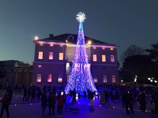 L'albero di Natale da 30 mila led in piazza Italia e la grande “pallina” in piazza Rocca: Loano si accende con le Mille luci delle Feste