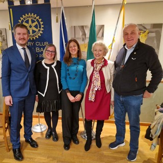 Da sinistra: Luigi Minasso (vicepresidente Rotary Alba), Renata Sacchi, Ilaria Negro, Piera Arata (presidente Rotary Alba), Carmelo Franceschini