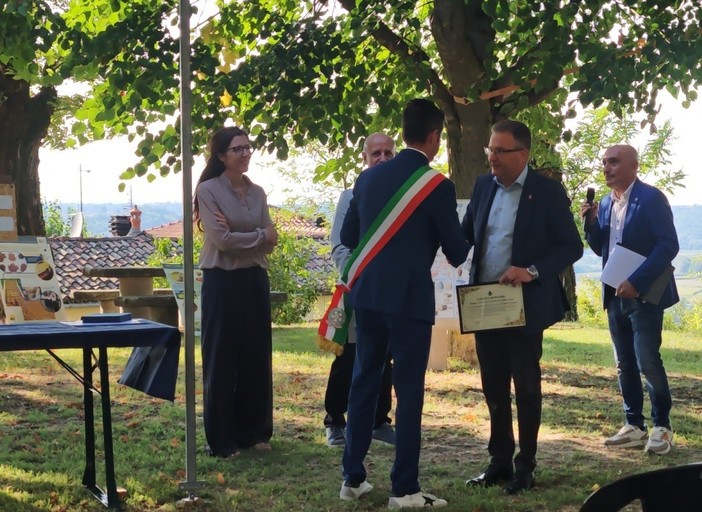 Monchiero premia il vicepresidente della Provincia di Cuneo Massimo Antoniotti