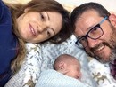 Mamma Marzia, il piccolo Noah e papà Roberto in uno scatto pubblicato sui social da quest'ultimo