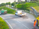 Murazzano, fuoristrada si incastra contro un mezzo per il trasporto terra