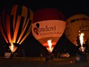 Il night glow della mongolfiere Il night glow della mongolfiere