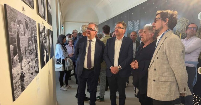 L'inaugurazione della mostra fotografica di Bruno Murialdo: sarà visitabile fino al 20 settembre L'inaugurazione della mostra fotografica di Bruno Murialdo: sarà visitabile fino al 20 settembre