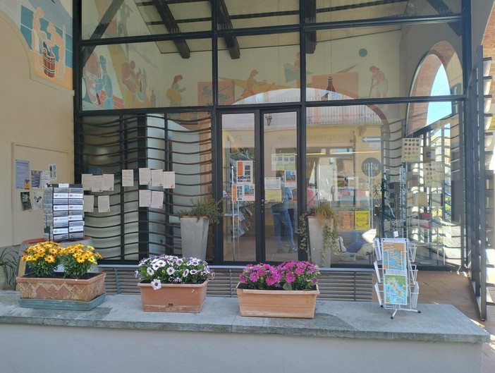 La Morra riscopre il suo volto: Ufficio turistico rinnovato e il murale di Assom restituito alla comunità La Morra riscopre il suo volto: Ufficio turistico rinnovato e il murale di Assom restituito alla comunità