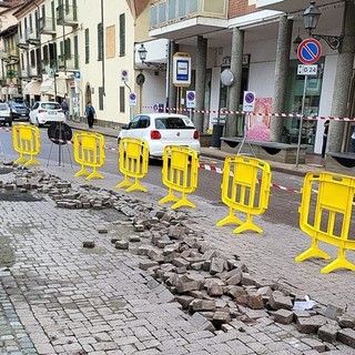 I danni alla pavimentazione di via Roma