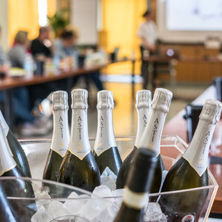 Vino nella Gdo in leggero calo, ma i brindisi aumentano: gli spumanti col segno positivo, metodo classico da record