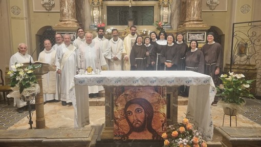 Foto di gruppo dopo la Messa in memoria di santa Chiara, a Bra Foto di gruppo dopo la Messa in memoria di santa Chiara, a Bra