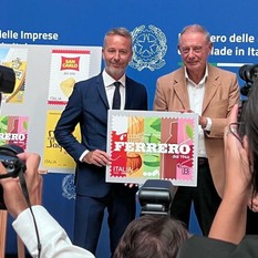Nella foto, il ministro Urso insieme a Marco Brambilla, responsabile Comunicazione Corporate di Ferrero Italia. In basso insieme anche a Fausta Bergamotto, rappresentati di Poste Italiane e dell’Istituto Poligrafico e Zecca dello Stato Nella foto, il ministro Urso insieme a Marco Brambilla, responsabile Comunicazione Corporate di Ferrero Italia. In basso insieme anche a Fausta Bergamotto, rappresentati di Poste Italiane e dell’Istituto Poligrafico e Zecca dello Stato