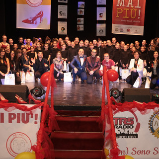 I protagonisti dello spettacolo “Mai più! (non) sono solo parole” sul palco del teatro Toselli di Cuneo lo scorso 23 novembre