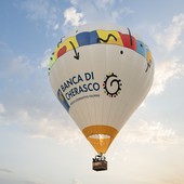 La prima volta sui cieli di Langhe e Roero della mongolfiera di Banca di Cherasco