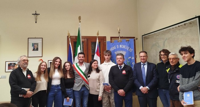 Monchiero consegna la Costituzione ai neo diciottenni