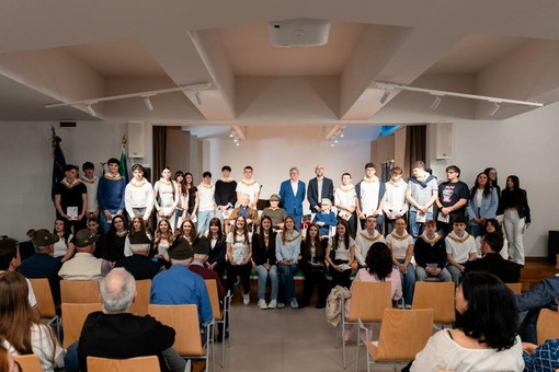 I centenari di Montà consegnano la Costituzione ai neo diciottenni