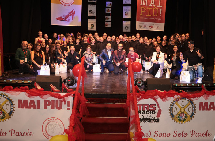 I protagonisti dello spettacolo “Mai più! (non) sono solo parole” sul palco del teatro Toselli di Cuneo lo scorso 23 novembre