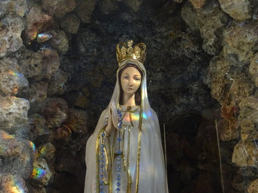 Simulacro della B.V. di Fatima, presente ai Battuti Neri di Bra Simulacro della B.V. di Fatima, presente ai Battuti Neri di Bra