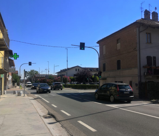 Il semaforo lungo la Statale 231 nell'abitato di frazione Sant'Antonio a Magliano Alfieri
