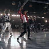 Jaafar Jackson nei panni di suo zio Michael, in una foto di scena]