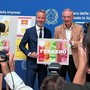 Nella foto, il ministro Urso insieme a Marco Brambilla, responsabile Comunicazione Corporate di Ferrero Italia. In basso insieme anche a Fausta Bergamotto, rappresentati di Poste Italiane e dell’Istituto Poligrafico e Zecca dello Stato Nella foto, il ministro Urso insieme a Marco Brambilla, responsabile Comunicazione Corporate di Ferrero Italia. In basso insieme anche a Fausta Bergamotto, rappresentati di Poste Italiane e dell’Istituto Poligrafico e Zecca dello Stato