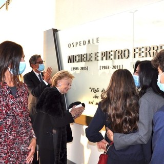 Lo scoprimento della targa di intitolazione dell'ospedale di Verduno a Michele e Pietro Ferrero