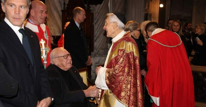 Monsignor Gian Franco Troya con Vittorio Emanuele di Savoia  e il figlio Emanuele Filiberto (Foto tratta dalla pagina dell'associazione Ordini Dinastici della Real Casa di Savoia
