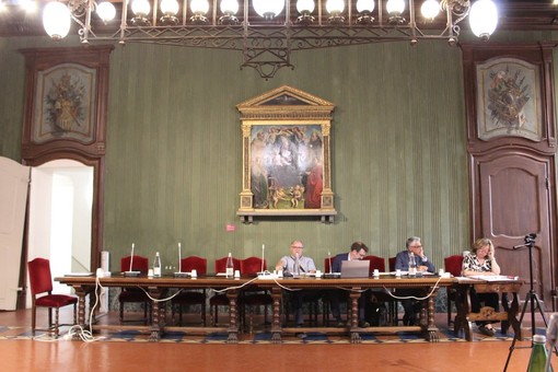 Aumento TARI, la minoranza in consiglio comunale: "L'aumento della TARI di 397.000 euro colpisce le famiglie e le attività albesi"