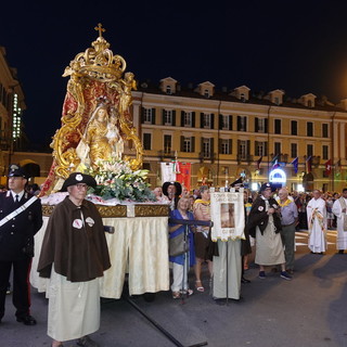 A Cuneo si celebra la Madonna del Carmine: nel pomeriggio l'Infiorata e la sera la processione A Cuneo si celebra la Madonna del Carmine: nel pomeriggio l'Infiorata e la sera la processione