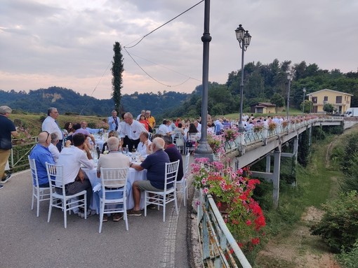 Tutto pronto a Montaldo Roero per la magica cena sul "Ponte dei Sapori" Tutto pronto a Montaldo Roero per la magica cena sul "Ponte dei Sapori"