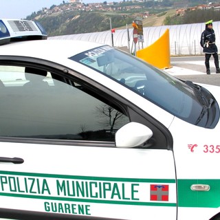 Senza patente né assicurazione fugge al posto di blocco: inseguito e bloccato dalla Municipale di Guarene e Castagnito