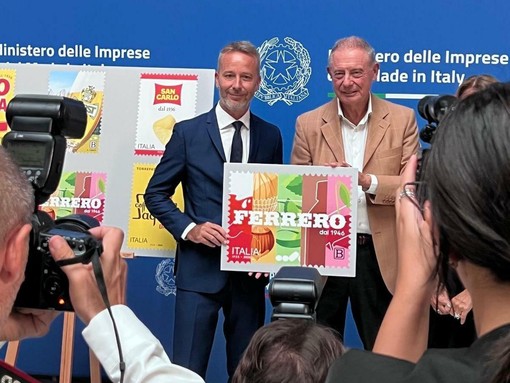 Nella foto, il ministro Urso insieme a Marco Brambilla, responsabile Comunicazione Corporate di Ferrero Italia. In basso insieme anche a Fausta Bergamotto, rappresentati di Poste Italiane e dell’Istituto Poligrafico e Zecca dello Stato Nella foto, il ministro Urso insieme a Marco Brambilla, responsabile Comunicazione Corporate di Ferrero Italia. In basso insieme anche a Fausta Bergamotto, rappresentati di Poste Italiane e dell’Istituto Poligrafico e Zecca dello Stato