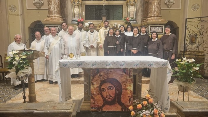 Foto di gruppo dopo la Messa in memoria di santa Chiara, a Bra Foto di gruppo dopo la Messa in memoria di santa Chiara, a Bra