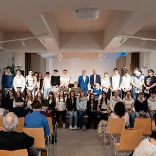 I centenari di Montà consegnano la Costituzione ai neo diciottenni