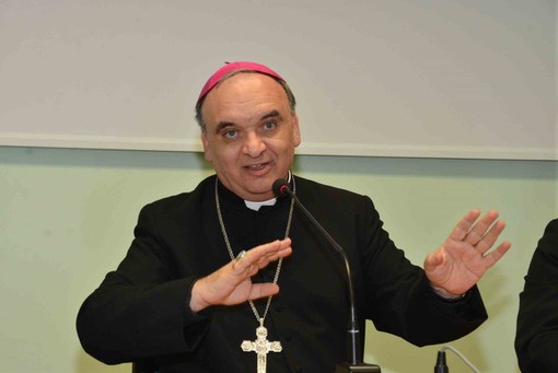 Il vescovo Marco Brunetti (foto Marcato-Gazzetta d'Alba)