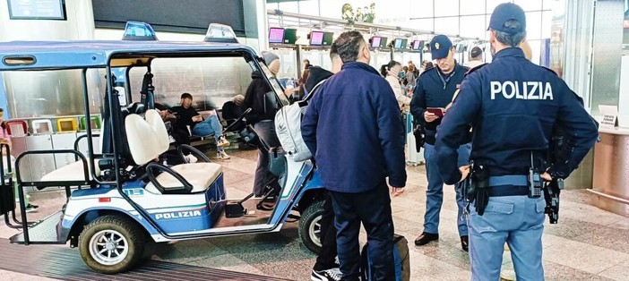 Una targa clonata usata per un colpo in Granda sull'auto di un ricercato per tentato omicidio