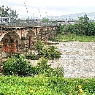 Il Tanaro al ponte albertino di Alba, fotografato nella tarda mattinata di oggi, sabato 20 maggio