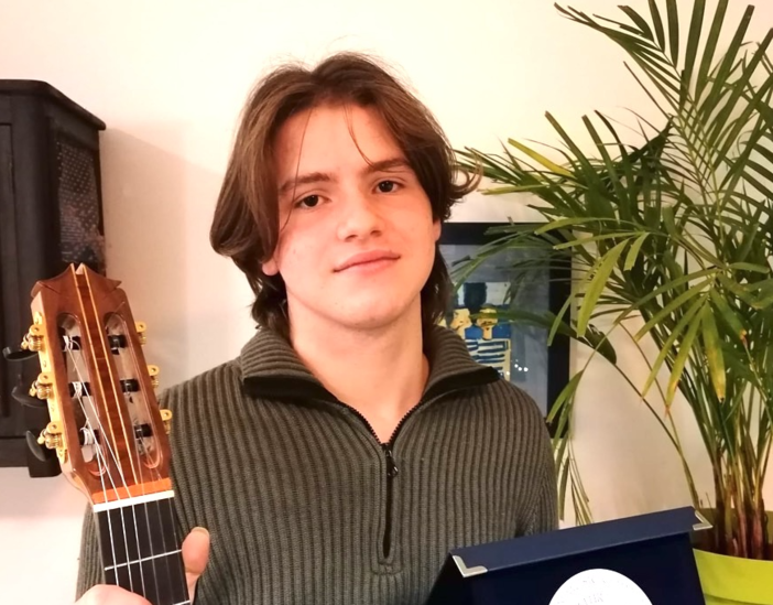 Alba, giovane studente di chitarra vince prestigioso premio