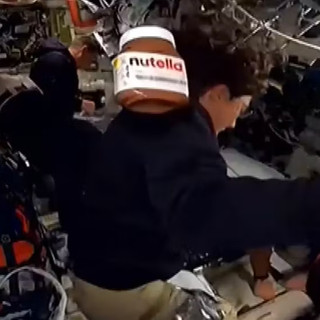 Nutella “in orbita” su Orion: perché il barattolo fluttuante di Artemis II è diventato virale (e cosa c’entra davvero il gusto nello spazio)