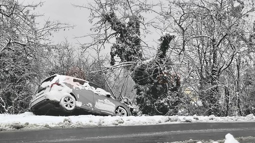 Un'auto fuori strada sulla Provinciale 50 tra Baraccone e Castagnito
