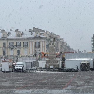 La nevicata in corso in piazza Galimberti a Cuneo