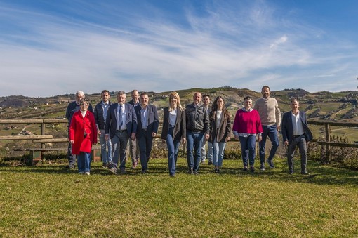 Laura Capra con la squadra della lista "Noi per Santo Stefano Belbo"