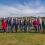 Laura Capra con la squadra della lista "Noi per Santo Stefano Belbo"
