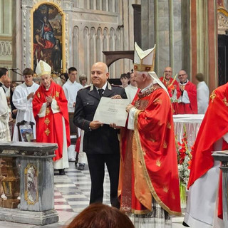 Duomo di Saluzzo la consega dell'onorificenza pontifica di Cavaliere dell'Ordine di San Gregorio Magno al maggiore Davide Basso
