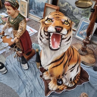 Oggetti vintage al mercatino 2025 a Bra