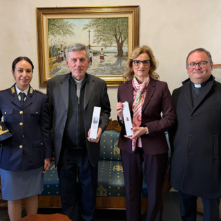 Dall’ulivo della memoria l’olio per la Pasqua: il dono del Questore alle Diocesi cuneesi