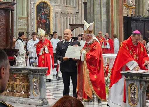 Duomo di Saluzzo la consega dell'onorificenza pontifica di Cavaliere dell'Ordine di San Gregorio Magno al maggiore Davide Basso Duomo di Saluzzo la consega dell'onorificenza pontifica di Cavaliere dell'Ordine di San Gregorio Magno al maggiore Davide Basso