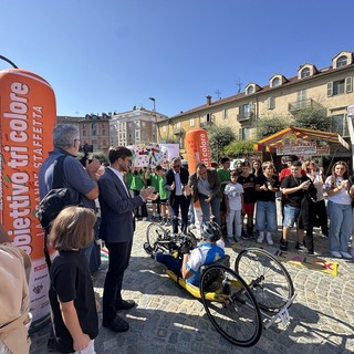 Obiettivo Tricolore fa tappa ad Alba: centinaia di studenti accolgono la staffetta paralimpica di Zanardi Obiettivo Tricolore fa tappa ad Alba: centinaia di studenti accolgono la staffetta paralimpica di Zanardi
