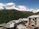Uno scorcio di Ostana con la vista sul Monviso