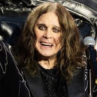 Ozzy sul trono di pipistrello al concerto di Birmingham Ozzy sul trono di pipistrello al concerto di Birmingham