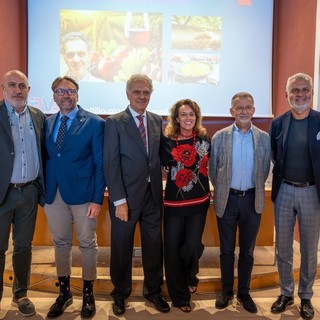Sergio Germano, presidente del Consorzio di Tutela Barolo Barbaresco Alba Langhe e Dogliani; Paolo Piccinelli, sindaco di Neive,  Attilio Giacosa, gastroenterologo e presidente dell’IRVAS;  Mariangela Rondanelli, endocrinologa dell’Università di Pavia;  Vincenzo Gerbi, professore di Enologia presso il Dipartimento di Scienze Agrarie, Forestali e Alimentari dell’Università di Torino; Mariano Rabino, presidente dell’ATL Langhe Monferrato Roero.